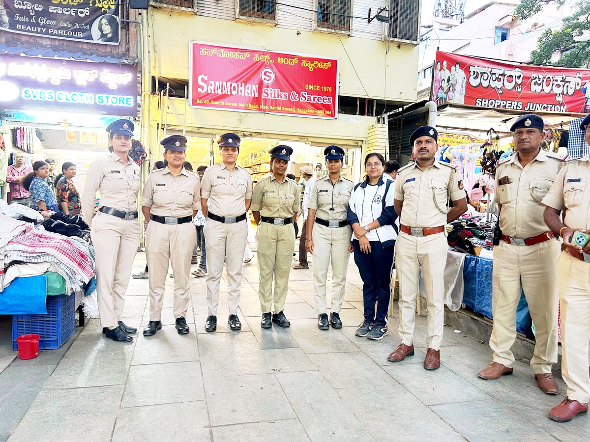 DCPSouthBCP's tweet photo. ಮಹಿಳೆಯರ ಹಾಗೂ ಸಾರ್ವಜನಿಕರ ಸುರಕ್ಷತೆ ನಮ್ಮ ಆದ್ಯತೆ! 
​ಮಾನ್ಯ ಪೊಲೀಸ್ ಆಯುಕ್ತರ ಆದೇಶದಂತೆ, ಇಂದು ಬಸವನಗುಡಿ ಠಾಣಾ ವ್ಯಾಪ್ತಿಯ ಗಾಂದಿ ಬಜಾರ್ ನಲ್ಲಿ 'ರಾಣಿ ಚೆನ್ನಮ್ಮ ಪಡೆ'ಯಿಂದ ವಿಶೇಷ ರೂಟ್ ಮಾರ್ಚ್ ನಡೆಸಲಾಯಿತು.
​ಈ ಸಂದರ್ಭದಲ್ಲಿ ಸಾರ್ವಜನಿಕರಿಗೆ ಕೆಳಕಂಡ ವಿಷಯಗಳ ಕುರಿತು ಜಾಗೃತಿ ಮೂಡಿಸಲಾಯಿತು:
​✅ ಮಹಿಳೆಯರ ಸುರಕ್ಷತೆಗಾಗಿ KSP App ನ 'Safe Connect' (SOS) ಫೀಚರ್, Safety Island ಹಾಗೂ ಮಹಿಳಾ ನೆರವು ಕೇಂದ್ರಗಳು.
✅ ತುರ್ತು ಸಹಾಯಕ್ಕಾಗಿ 112 ಸಹಾಯವಾಣಿ.
✅ ಸೈಬರ್ ವಂಚನೆ (Cyber Fraud) ತಡೆಗೆ 1930 ಹೆಲ್ಪ್‌ಲೈನ್.
✅ ಮೊಬೈಲ್ ಹಾಗೂ ಸರಗಳ್ಳತನ (Chain/Mobile Snatching) ತಡೆಗಟ್ಟುವಿಕೆ.
✅ ಇ-ಲಾಸ್ಟ್ (E-Lost) ವರದಿ ಮಾಡುವ ವಿಧಾನ.
​ಭಯಮುಕ್ತ ಮತ್ತು ಸುರಕ್ಷಿತ ವಾತಾವರಣಕ್ಕಾಗಿ ಇಂತಹ ಕಾರ್ಯಾಚರಣೆಗಳು ನಿರಂತರವಾಗಿ ಮುಂದುವರೆಯಲಿವೆ. ಸಾರ್ವಜನಿಕರು ಯಾವುದೇ ಸಂಶಯಾಸ್ಪದ ಚಟುವಟಿಕೆಗಳು ಕಂಡುಬಂದಲ್ಲಿ ತಕ್ಷಣವೇ ಪೊಲೀಸರಿಗೆ ಮಾಹಿತಿ ನೀಡಿ.
​#BengaluruPolice #SafetyFirst #RaniChennammaPade #Basavanagudi #PublicSafety #CyberSecurity #SafeCity