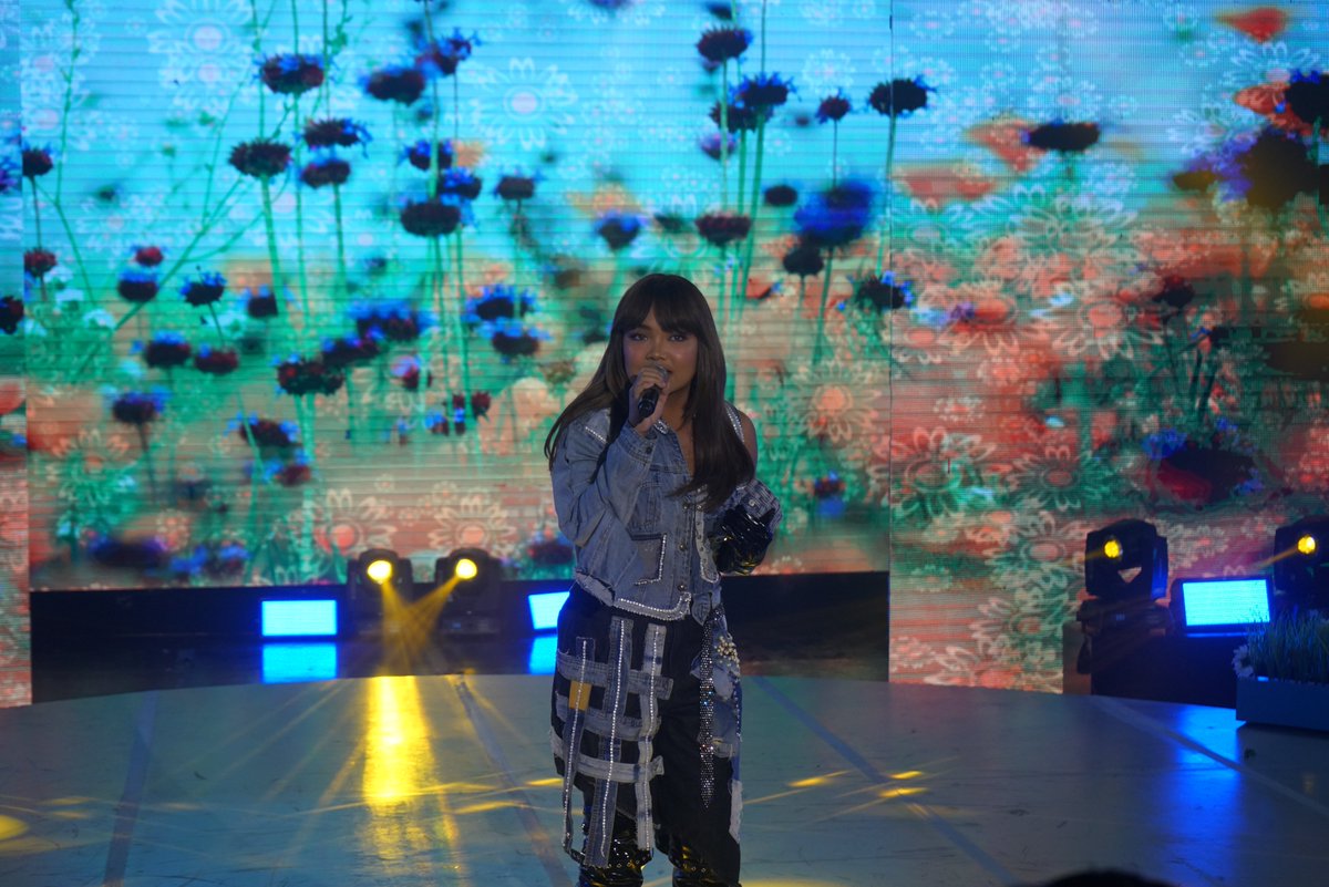 itsShowtimeNa's tweet photo. Time to sing-along with Carmelle Collado 🎤

#ShowtimeTalakanTayo
WATCH #ItsShowtime LIVE: 
https://t.co/Gs3IAXTxDD https://t.co/xN5FL4YLnx