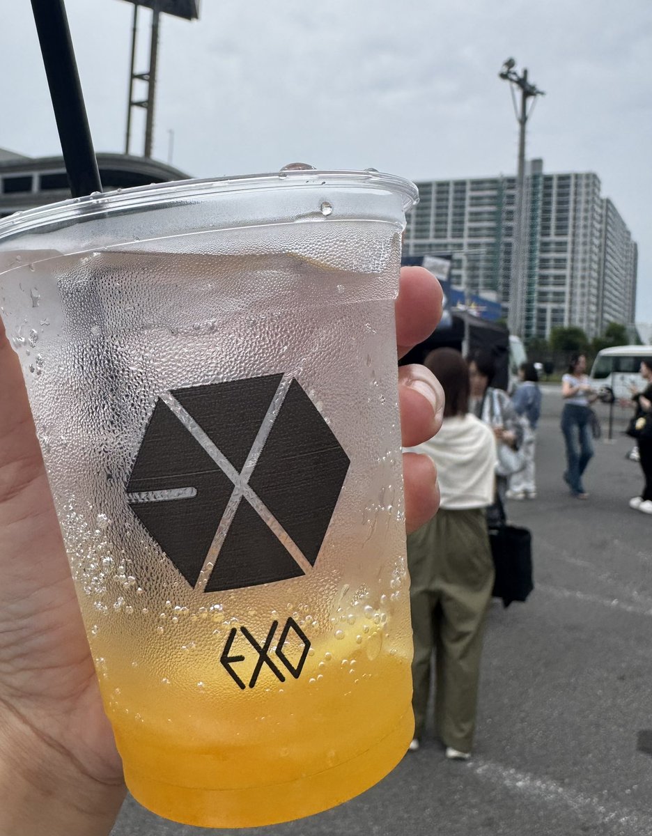 SamhkimieM's tweet photo. EXO最強すぎた😭
座席削れててまさかの花道最前列だったのにボードも団扇も持ってない痛恨のミス
こんなに近くでEXOを拝めることはもうないかもしれないので目に焼き付けておきました
ドーム追加ありそう？(きっとある)
銀テたくさんあるのでほしい方連絡ください
#EXOLJapan https://t.co/V6EY91coao