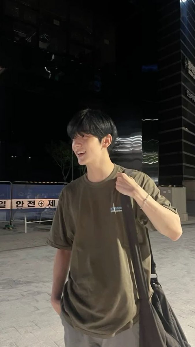 geadiva's tweet photo. Orang” pada suka Soobin jidatan sama blonde ya? Aku suka Soobin ponian plus rambut hitam/gelap, apalagi pake kacamata. Wah 😭 Pokoknya aku suka Soobin pas dia pake style dia yg sehari-hari https://t.co/SoMdAunujt