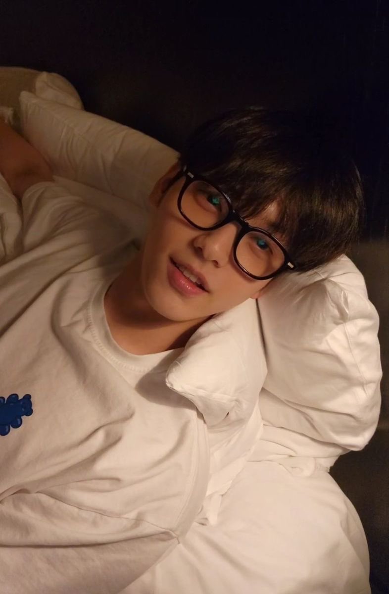 geadiva's tweet photo. Orang” pada suka Soobin jidatan sama blonde ya? Aku suka Soobin ponian plus rambut hitam/gelap, apalagi pake kacamata. Wah 😭 Pokoknya aku suka Soobin pas dia pake style dia yg sehari-hari https://t.co/SoMdAunujt
