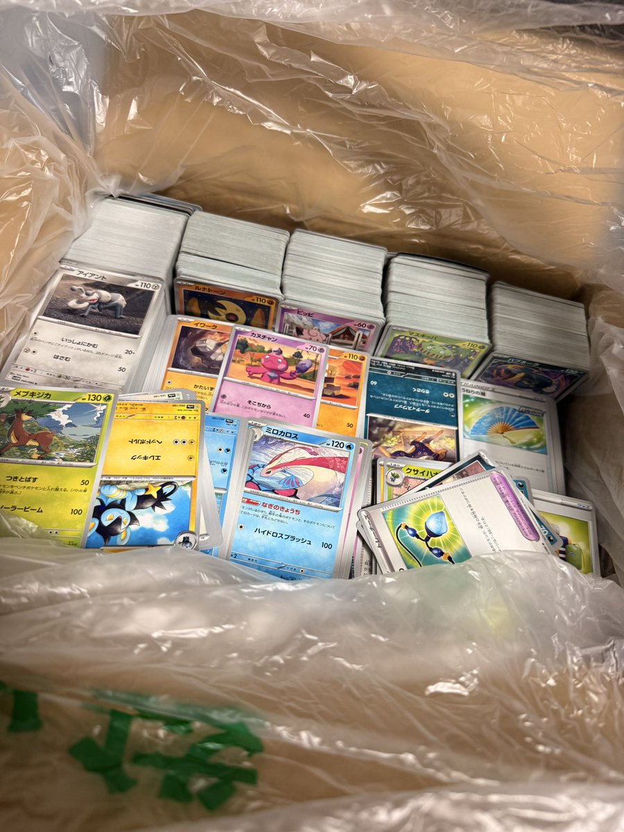 今ポケカ引退品あけてるけどいろんなカードみれて楽しい