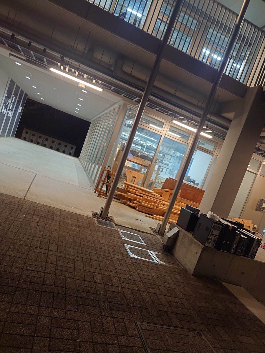 zuizui_r's tweet photo. 脱命館を宣言…建築の人たちいつ帰ってるの…マジで… https://t.co/UluI6FEh6V