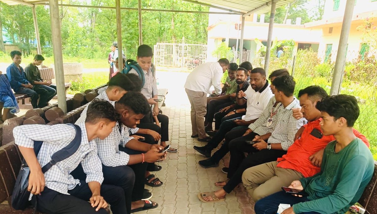 RoshanLalBittu's tweet photo. उड़ीसा के युवाओं ने एक स्वर में कहा कि संवेदनहीन शिक्षा मंत्री धर्मेंद्र प्रधान ने अपनी विफल और कर्तव्यविमुख नीतियों के कारण ओडिशा की धरती को पूरे देश के सामने शर्मिंदा किया है।

आज #छात्रों_की_गूंज अभियान के तहत छात्रों से संवाद के दौरान युवाओं ने शिक्षा व्यवस्था, लगातार हो रहे पेपर लीक, बढ़ती बेरोज़गारी और अपने भविष्य को लेकर गहरी चिंता व्यक्त की। उनकी स्पष्ट मांग है कि शिक्षा व्यवस्था से खिलवाड़ करने वालों की जवाबदेही तय की जाए और युवाओं के भविष्य के साथ हो रहे अन्याय पर तत्काल रोक लगे।

आप भी इस छात्र जनआंदोलन का हिस्सा बनें। 👇🏻
📞 मिस्ड कॉल दें: 9873036161
📱 QR Code स्कैन करें
🌐 https://t.co/U13Si4SdHl