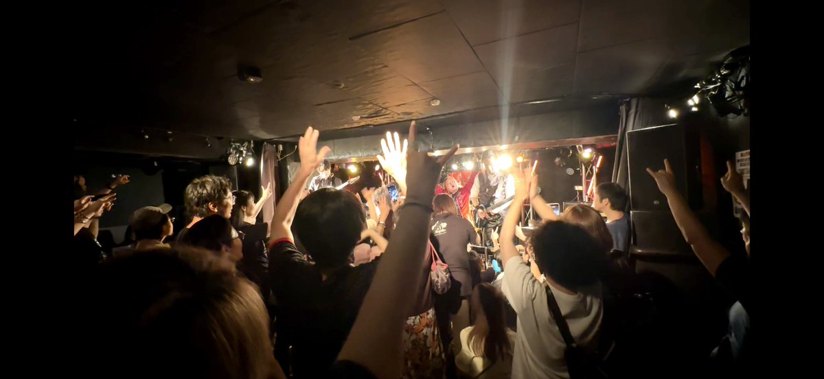 hakuyablueash's tweet photo. リハの後は
#1st0
#ShiverofFrontier
#罪號人
の3マンライブへ…!
出演バンド数の割に出演者が少ない気がしたけど多分気のせい🤔
先に帰っちゃったメンバーいたしな…🤔
全部好きなバンドでお得すぎた🥹
写真はノリノリなワイ https://t.co/pbVu7qf5GB