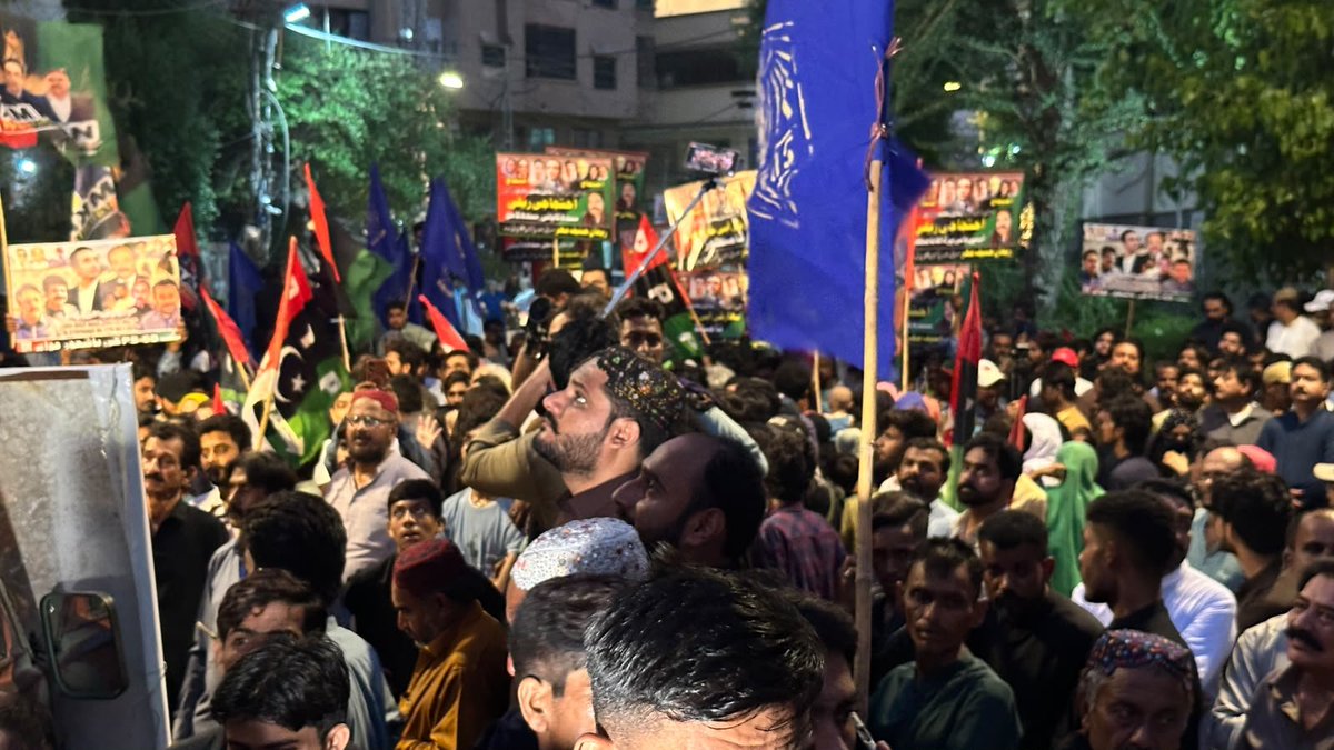 ShokatAbbasiPPP's tweet photo. بھارت کی آبی جارحیت صرف پاکستان ہی نہیں بلکہ خطے کے امن کے لیے بھی خطرہ ہے۔ حیدرآباد کے عوام نے جام خان شورو کی رہائش گاہ سے میئر حیدرآباد کاشف علی شورو کی قیادت میں نکالی گئی تاریخی ریلی میں بھرپور شرکت کر کے واضح پیغام دیا کہ سندھ کے آبی حقوق پر کوئی سمجھوتہ نہیں ہوگا۔

سندھو ہمارا، پانی ہمارا، حق ہمارا
@jamkhanshoro @KashifShoroPPP 
@bilalshoro376 @humia_naqvi