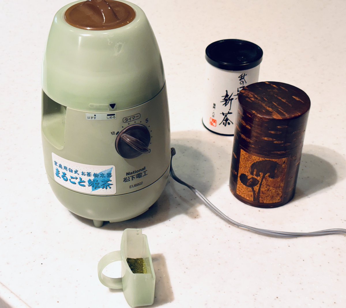monmon_mountain's tweet photo. 友達の家の倉庫に眠っていた23年前の「家庭用臼式お茶粉末器」でジェネリック抹茶を作ることに成功🕺✨どんどん量産してこｗｗｗ https://t.co/Tb9nVeXlmx