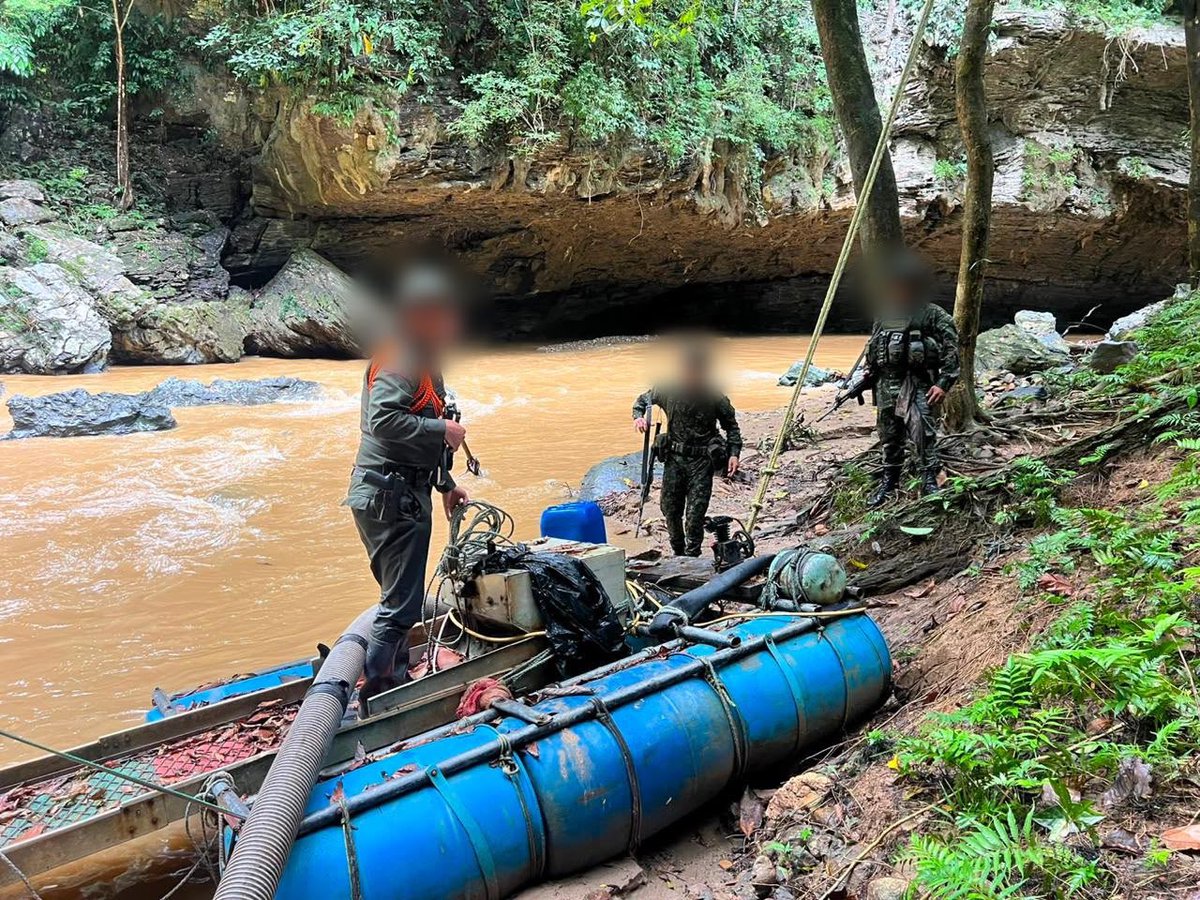 Ejercito_Div7's tweet photo. #ContundenciaOperacional | En desarrollo de operaciones militares contra la extracción ilícita de yacimientos mineros, soldados de la #Brigada14, en coordinación con @PoliciaColombia, intervinieron una unidad de producción minera ilegal en la vereda Las Brisas, municipio de Maceo, #Antioquia.

Este lugar presuntamente estaría al servicio de las finanzas ilícitas del GAO Clan del Golfo. 

Durante la operación se realizó la inutilización controlada de dos motores, una clasificadora, dos motobombas y una draga, afectando las fuentes de financiamiento del accionar delictivo de este grupo armado.

#PatriaHonorLealtad
#NuestroCompromisoEs🇨🇴