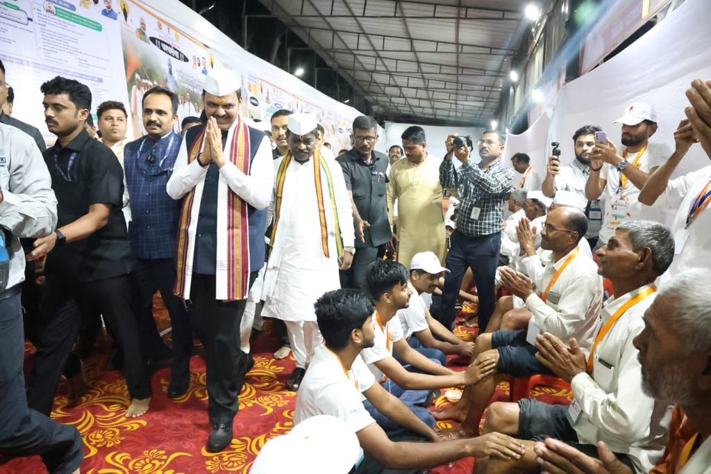 MeghnaBordikar's tweet photo. आषाढी वारी... म्हणजे श्रद्धा, समर्पण आणि सेवाभावाचा अखंड प्रवास.

हजारो किलोमीटर पायी चालत विठुरायाच्या दर्शनासाठी निघालेल्या वारकऱ्यांच्या चेहऱ्यावरचा विश्वास आणि त्यांच्या पावलांतील भक्ती पाहिली की, त्यांची सेवा करण्याची प्रेरणा आपोआप मिळते.

मुख्यमंत्री मा. देवेंद्रजी फडणवीस यांच्या संकल्पनेतून मुख्यमंत्री सहाय्यता निधी व धर्मादाय रुग्णालय मदत कक्षातर्फे राबविण्यात येणारा 'चरणसेवा' उपक्रम याच सेवाभावाचे सुंदर उदाहरण आहे. पालखी मार्गावरील शेकडो ठिकाणी डॉक्टर, परिचारिका, फिजिओथेरपिस्ट, वैद्यकीय कर्मचारी आणि स्वयंसेवक दिवस-रात्र वारकऱ्यांच्या आरोग्याची काळजी घेत आहेत.

वारकऱ्यांच्या थकलेल्या पावलांना आधार देणे, त्यांच्या वेदनांवर फुंकर घालणे आणि त्यांच्या प्रवासात आरोग्याची साथ देणे... हीच खरी विठ्ठलभक्ती आहे.

॥ विठ्ठल विठ्ठल जय हरी विठ्ठल ॥

@Dev_Fadnavis @RaviDadaChavan @BJP4Maharashtra @BJP4India