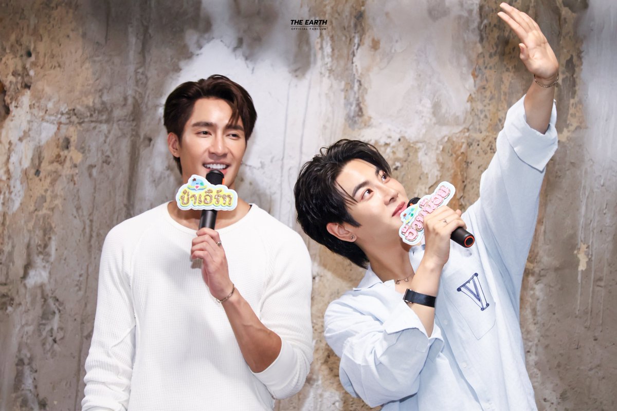 EarthOfficialFC's tweet photo. อธิบายความหมายของภาพนี้ 10 คะแนน 

[20260712] - EARTHMIX STW SIGN YBOOKFAIR11

#YBOOKFAIR11xEarthMix
@Earth_Pirapat #EarthPirapat https://t.co/F9WmBg1Ukr