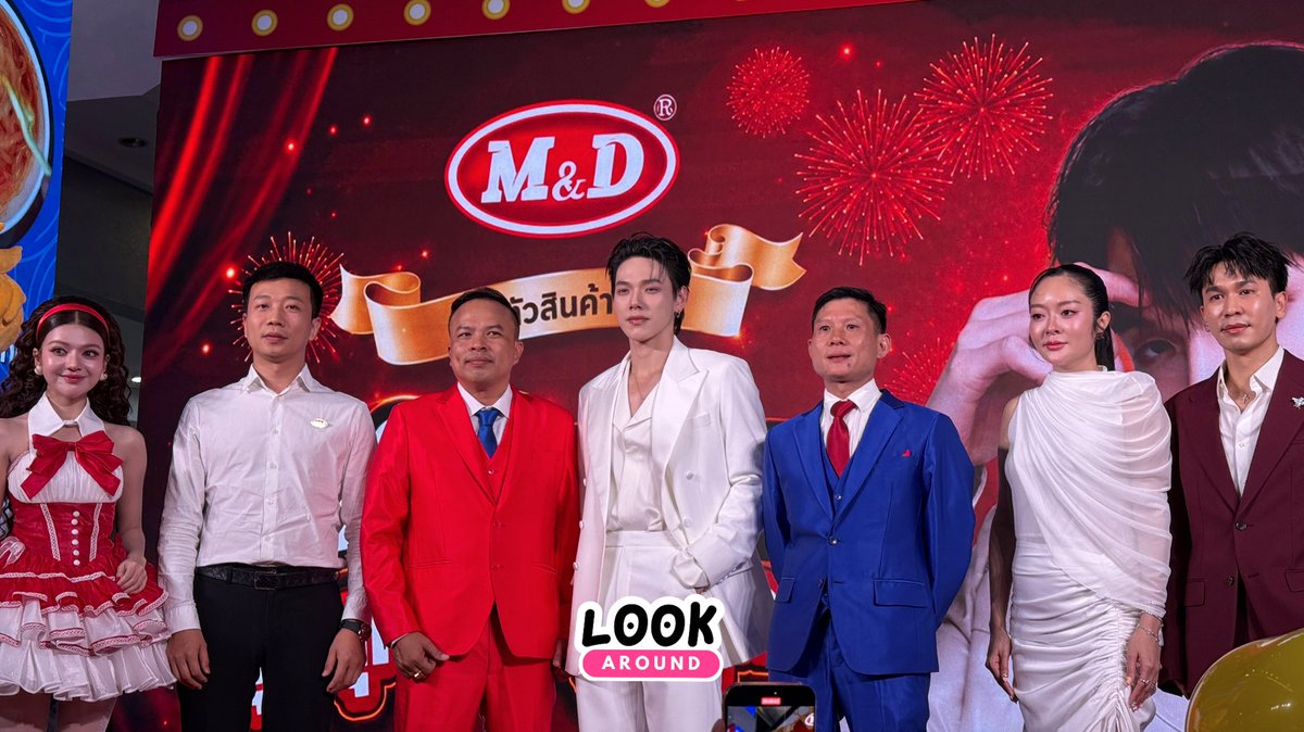 LookAround_TH's tweet photo. “แก้มบุ๋ม-พีท-สยาโม-ต้าห์อู๋ ถ่ายภาพร่วมกับผู้บริหาร” ในงาน M&amp;D FAN FEST 2026 "M&amp;D เส้นบุก สุขทุกคัพ บุกทุกคำ 🎉✨

#แก้มบุ๋ม #พีท 
#สยาโม
#DAOU #ต้าห์อู๋ #oueiija
#MDเส้นบุกคัพ #สุขทุกคัพบุกทุกคำ
#MDFanFest2026 #MDFood https://t.co/v5w5SIK4bL