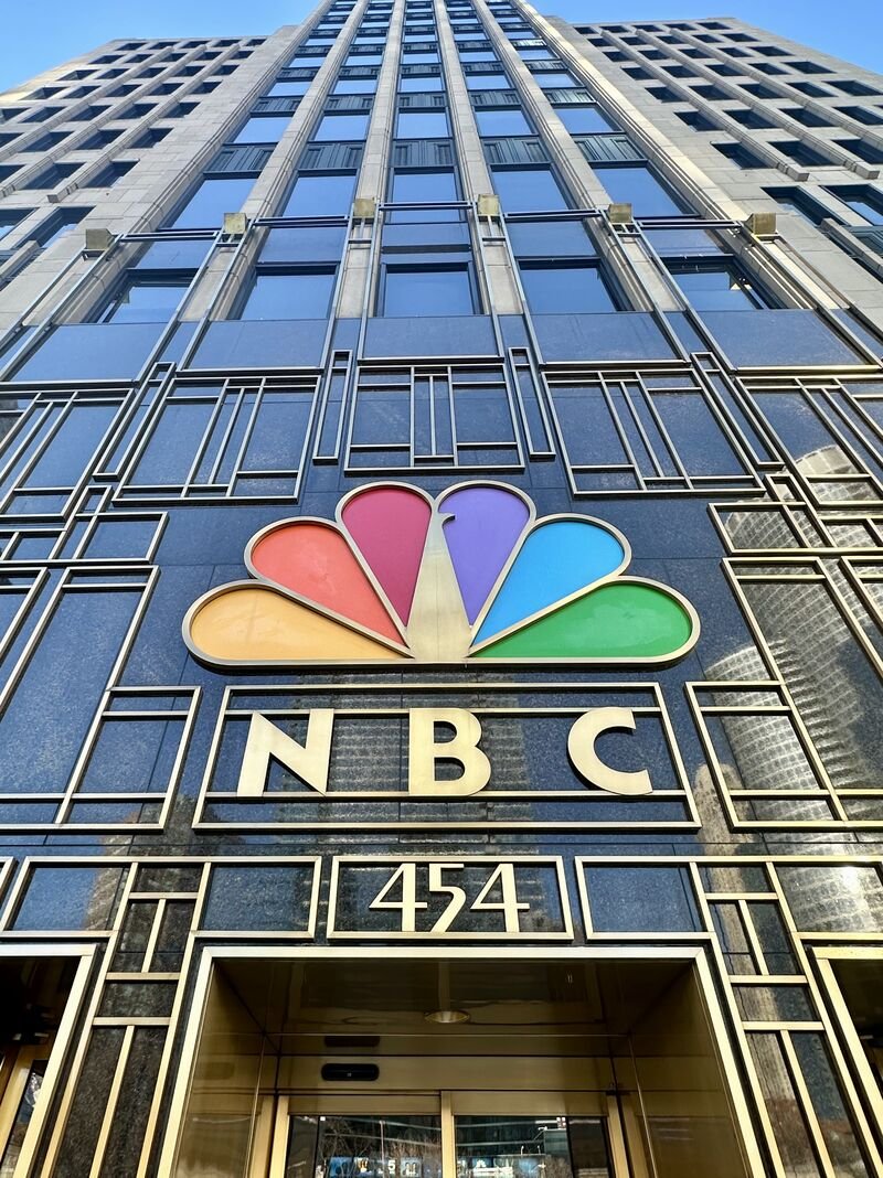 NotiPlay_'s tweet photo. La NBC, una de las cadenas de noticias más importantes del mundo, publicó un artículo sobre el fin del formato físico en PlayStation.

“Las películas todavía se venden en Blu-ray, la música sigue vendiéndose en vinilo y los libros continúan llenando las bibliotecas. 

Pero, mientras Sony avanza hacia la eliminación de los lanzamientos físicos, los jugadores se preguntan por qué los videojuegos deberían ser el primer medio de entretenimiento en convertirse en 100% digital.”