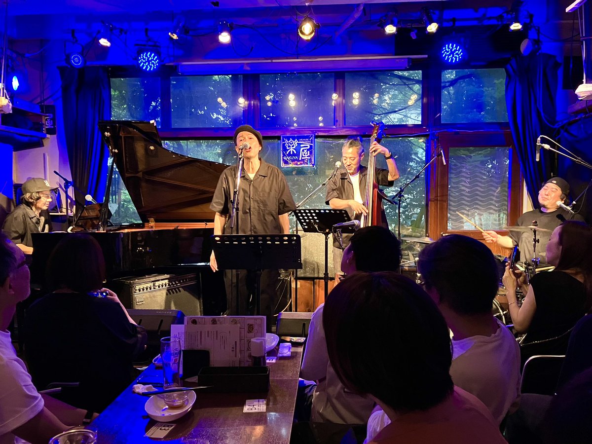 uta_aya's tweet photo. 本日は中目黒楽屋30周年イベントにて、雨ふらしカルテットでした！NEWアルバム『ワノウェイ』のレコ発ライブでもありました。発売日から遠征ばかりだったので、ようやくの東京公演ですごく嬉しかった！津軽弁の歌詞は意味わからずですが…(笑)素敵な曲ばかりで、楽しくて大満足です♫ https://t.co/f6vv2HDgPI