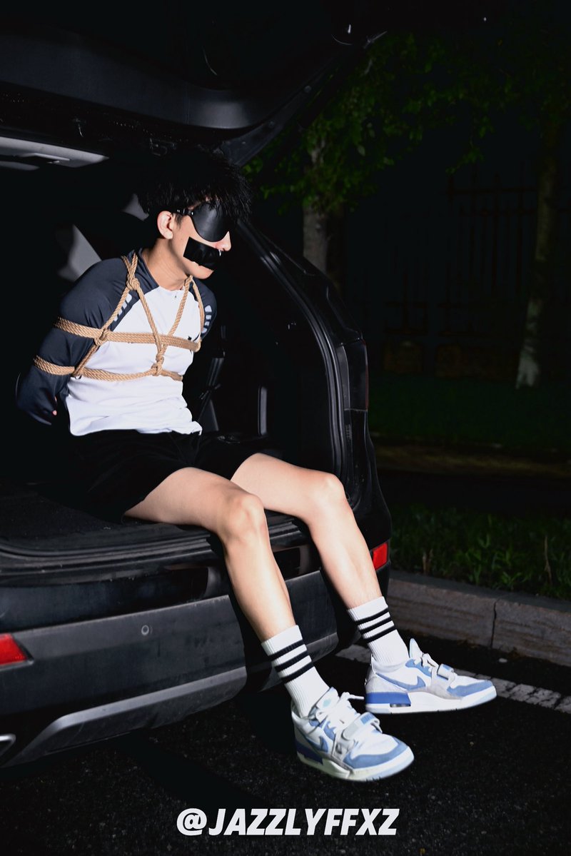 JazzLyffxZ's tweet photo. #绑架剧情 #捆绑 #调教 #户外暴露 

小泽来地下车库取车，却不想后座已经藏人，小泽被直接捂晕绑好扔到后备箱，车也被神秘人开到无人处，然后慢慢享用调教玩弄小泽的过程
🪢：@haoshe1042506 
Ⓜ️：@JazzLyffxZ 
（视频拍了很多段，点赞转发越多，更新越快，感谢支持，才有动力更新） https://t.co/OXKLHSJvPC