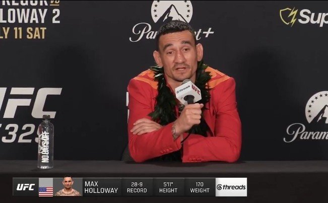 concatenarsim's tweet photo. Max Holloway ta torcendo pro mundo se acabar em barranco pra ele morrer escorado!

Perguntaram sobre o que ele planeja pro futuro e essa foi a resposta:

"Vou aguardar para saber o nível da lesão dele. Sei que sai ileso, mas quero dedicar um tempo para a minha família.

Vocês só irão me ver agora em 2027"

Quem não quer tirar um ano de férias e voltar pra bater nos restos mortais do Conor McGregor por mais um cheque de múltiplos milhões?

De bobo esse aí só tem a cara e o jeito de andar