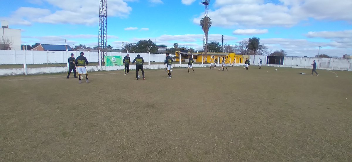 PrensaMatienzo's tweet photo. Equipo en el campo de juego 

Vamos Matienzo 💛🖤💛

#TorneoApertura #SoyPitogüe https://t.co/Ec9J6fwqmi