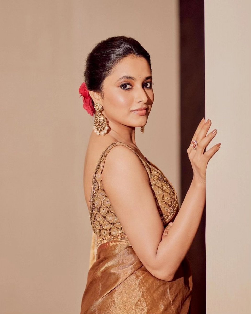 actresses175412's tweet photo. #Priyankamohan https://t.co/OdUhV3IOgw