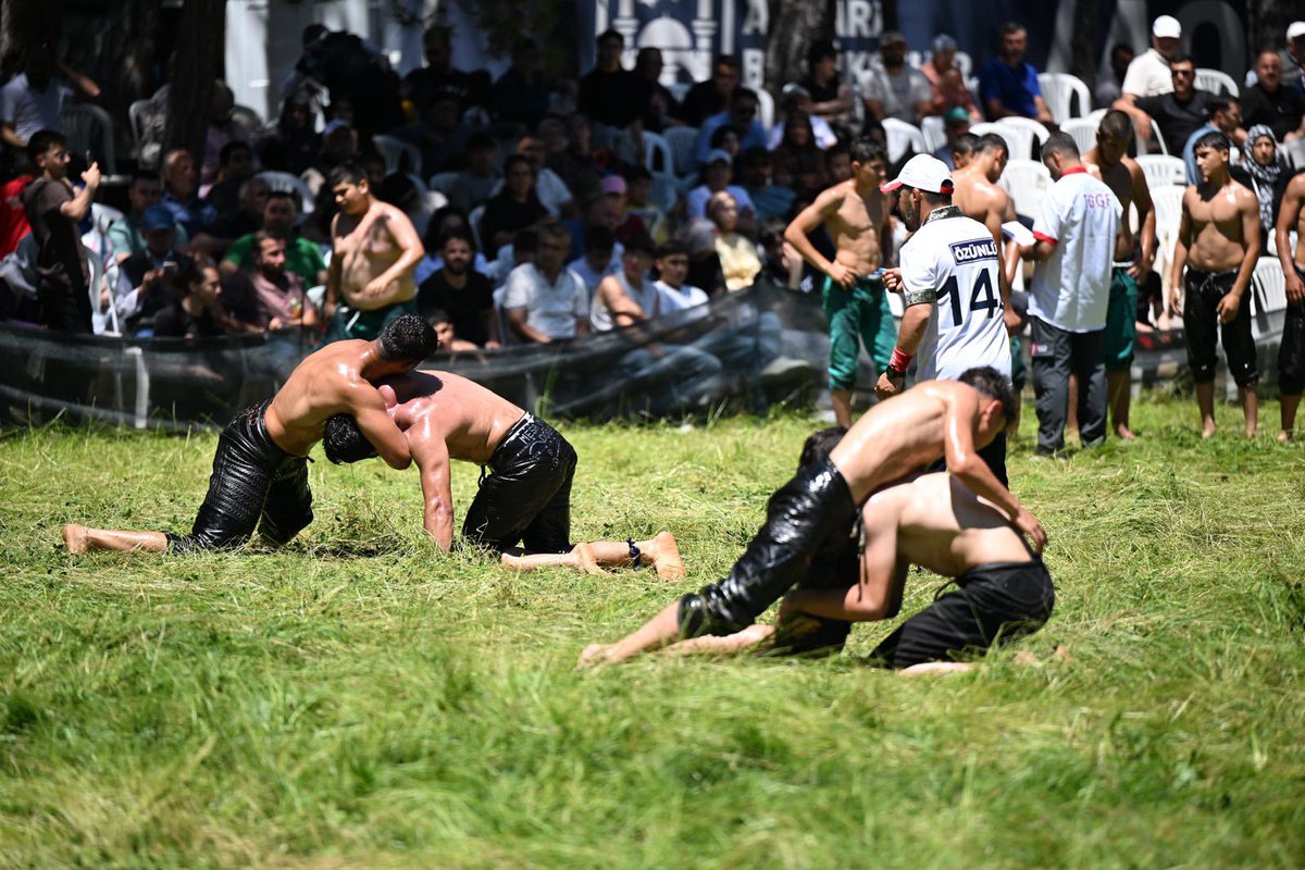 mansuryavas06's tweet photo. 46. Geleneksel Aluçdağı Yağlı Güreşleri Festivali’nde hemşehrilerimizle bir araya geldik.

Çamlıdere Belediye Başkanımız Adem Ceylan’a ve organizasyonda emeği geçen herkese teşekkür ediyorum.

Asırlardır yaşatılan bu köklü geleneğin, birlik ve beraberliğimizi güçlendirmeye devam etmesini diliyorum. Er meydanında yaşatılan ata sporumuz yağlı güreş; emeğin, centilmenliğin ve alın terinin nesilden nesile aktarılan en kıymetli miraslarından biridir.

Dereceye giren tüm pehlivanlarımızı tebrik ediyor, mücadele eden bütün sporcularımıza başarılarının devamını diliyorum.