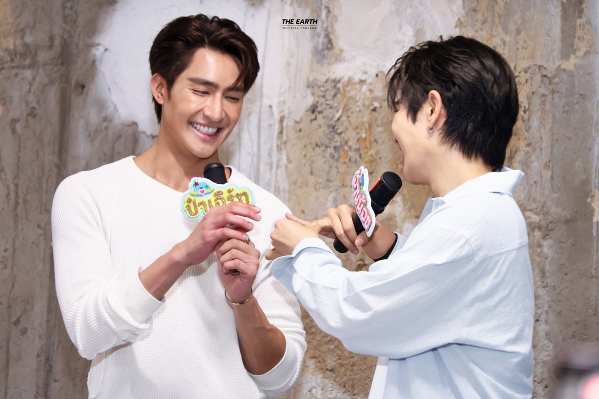 EarthOfficialFC's tweet photo. อธิบายความหมายของภาพนี้ 10 คะแนน 

[20260712] - EARTHMIX STW SIGN YBOOKFAIR11

#YBOOKFAIR11xEarthMix
@Earth_Pirapat #EarthPirapat https://t.co/F9WmBg1Ukr