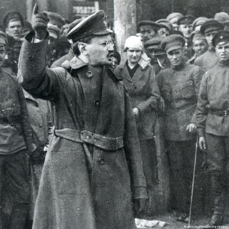Lavader_'s tweet photo. Because the head of the Red Army who managed to win the Russian Civil War definitely knew less about Warfare than a guy who sat in his Office most of the time. https://t.co/8rknbPqiPU
