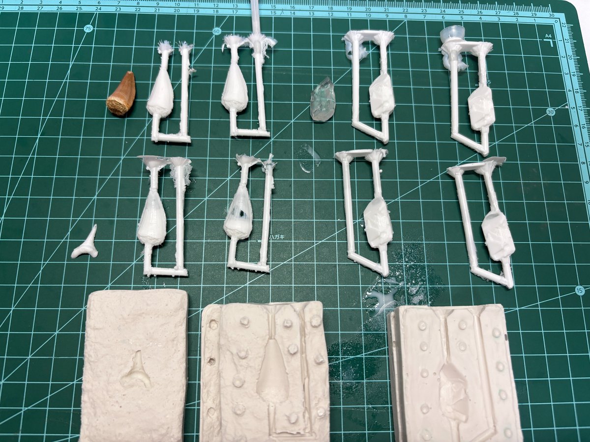 atelier_miyabi's tweet photo. 1/32 のモササウルスのプラモデルと1/1の歯の化石
縮尺に目を瞑れば、ミニ博物館だな

そして、何回も失敗したけれども、化石と水晶の複製も何とか出来たぞ。

#おうちLABO
#GENKILABO https://t.co/CagjR4Jykg
