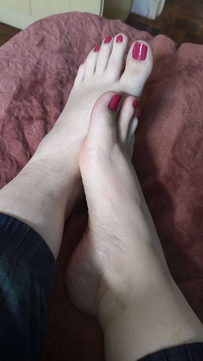 MonalisaFata's tweet photo. Bom domingo pra todos, mas seria bem melhor tendo um trouxinha pra lamber meus pés hoje!

#footlover #footloversonly #pezinhos #packdepes #podolatria #podolatras #feetfetish #feetworship #footfetish https://t.co/XS1H3geQG1