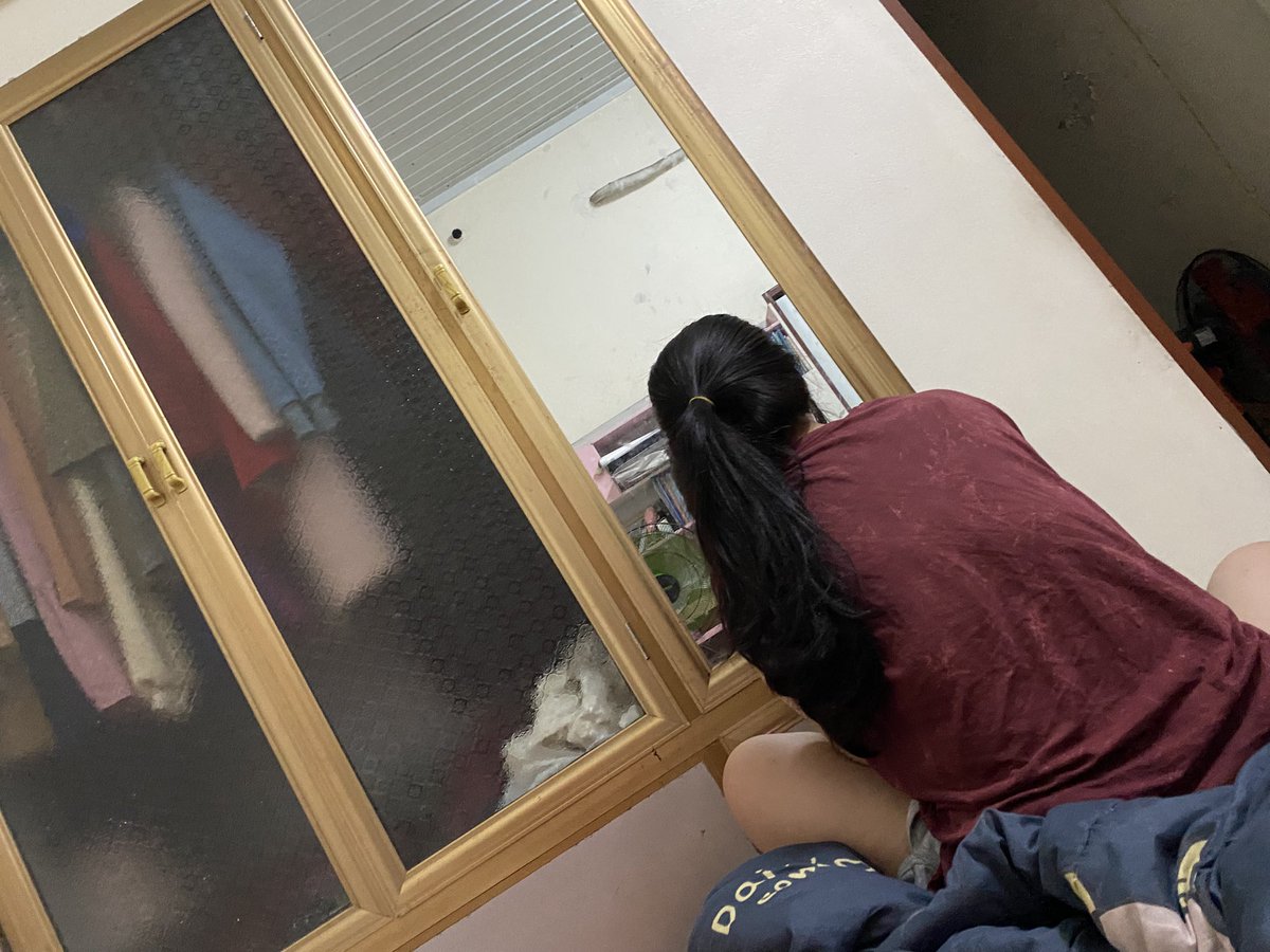 pervert135122's tweet photo. Vào phòng bạn chơi mà bạn không thèm cất quần đi 🫣 https://t.co/xWqc4ntlGv