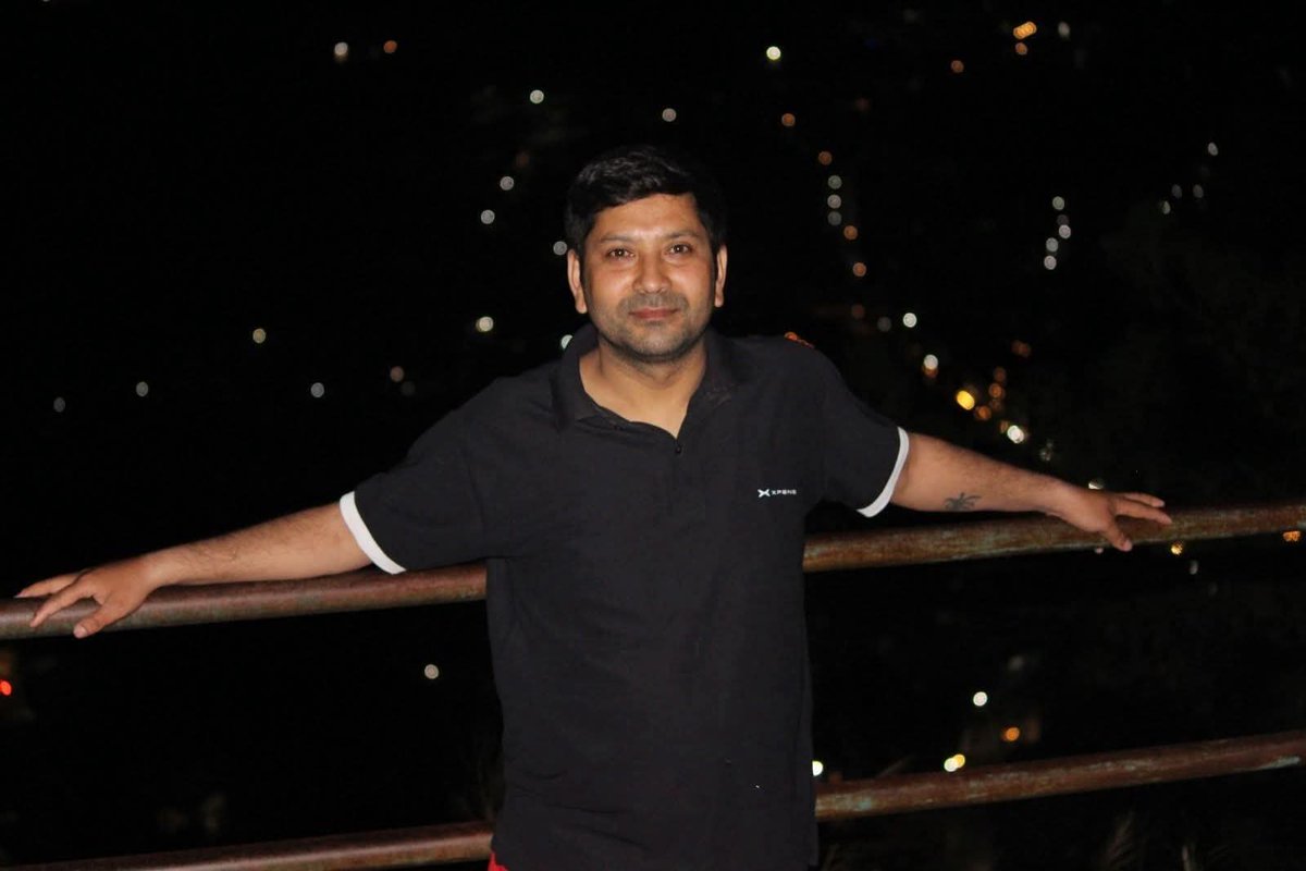 journalistbimal's tweet photo. सुनेको थिएँ, मानिसहरू थाकेपछि आफ्नै घर फर्किन्छन्। 
तर जो घरबाटै थाकिसकेका हुन्छन्, उनीहरू कहाँ जाउन् ?

सुनेको थिएँ, मानिसहरू हारेपछि आफ्नाहरूको साथ खोज्छन् । तर जो आफ्नैहरूबाट हारिसकेका हुन्छन्, उनीहरू कहाँ जाउन् ?

सुनेको थिएँ, मानिसहरू टुटेपछि आफ्नै घर फर्किन्छन्। तर.. https://t.co/OSgDaQXz2K