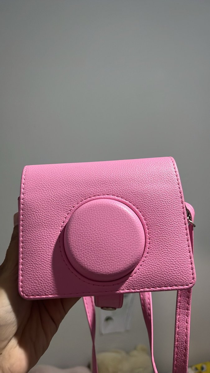 G7G98602's tweet photo. Ada yang tertarik beli kamera instax mini Gentle Rose bekas? Pemakaian 4 bulan. Masih lengkap akan dikasih handbag kamera, pembersih, penutup lensa, case bening dan pink, dus lengkap. 2.5juta bisa nego
Dijual karena tahun ini batal ke korsel. 
dan skrng ingin beli Fins https://t.co/E9KKfUU12I