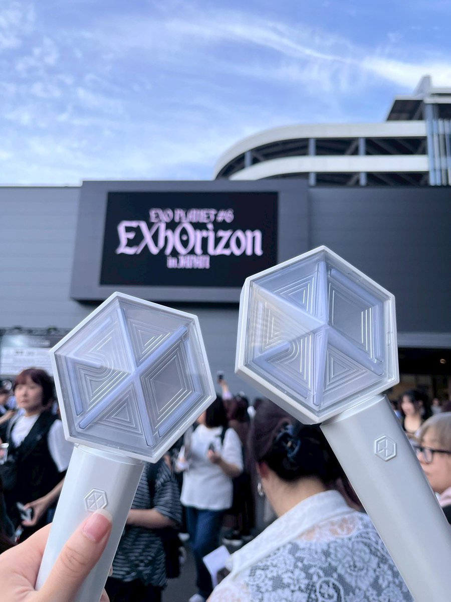 honoguma_elf's tweet photo. 最高の2日間でした！
何よりずっと一緒にエリ活してきたあみたんとエリシオン大阪ぶり8年5ヶ月ぶりのexoplanetに行けたっていうのが嬉しかった🥹🫶（ペンミ、ソロコン除き）

追加ありそうだしそれまで生きれそう！

ありがとうexo。やっぱり好きだぁぁ

※途中で遠隔されなくなった友人ペンラを添えて https://t.co/ieRvqDN5uE