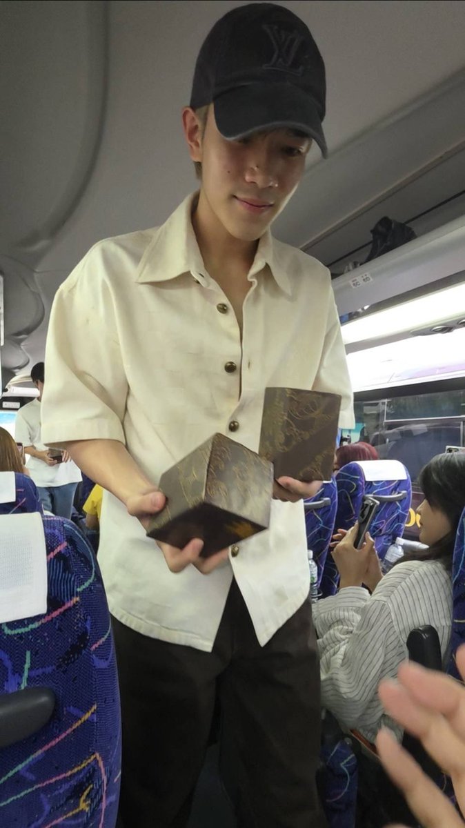 2Pmemories's tweet photo. ทริปนี้มากับดวงจริงๆนะ เล่นเกมทายชื่อเพลงบนบัส แล้วเพลงที่ทายคือเพลงง้อว (Ost.แฟนผม) คนตอบได้จะได้ของรางวัลที่ “ทีมงาน” เตรียมไว้ บัสเราน่าจะได้ 3 คน เดาว่าแมวคนละสี

พอตอนให้รางวัล น้องโฟ้ดเป็นคนเอามาให้ ทริปนี้โฟ้ดโฟ้ดรักพส.แหละเนอะ ขอบคุณนะค้าบ🤗🫶🏻

GFSN OISHI JAPAN TRIP
#OishixGFSNTrip2026
#Fourthnattawat #โฟร์ทณัฐวรรธน์
