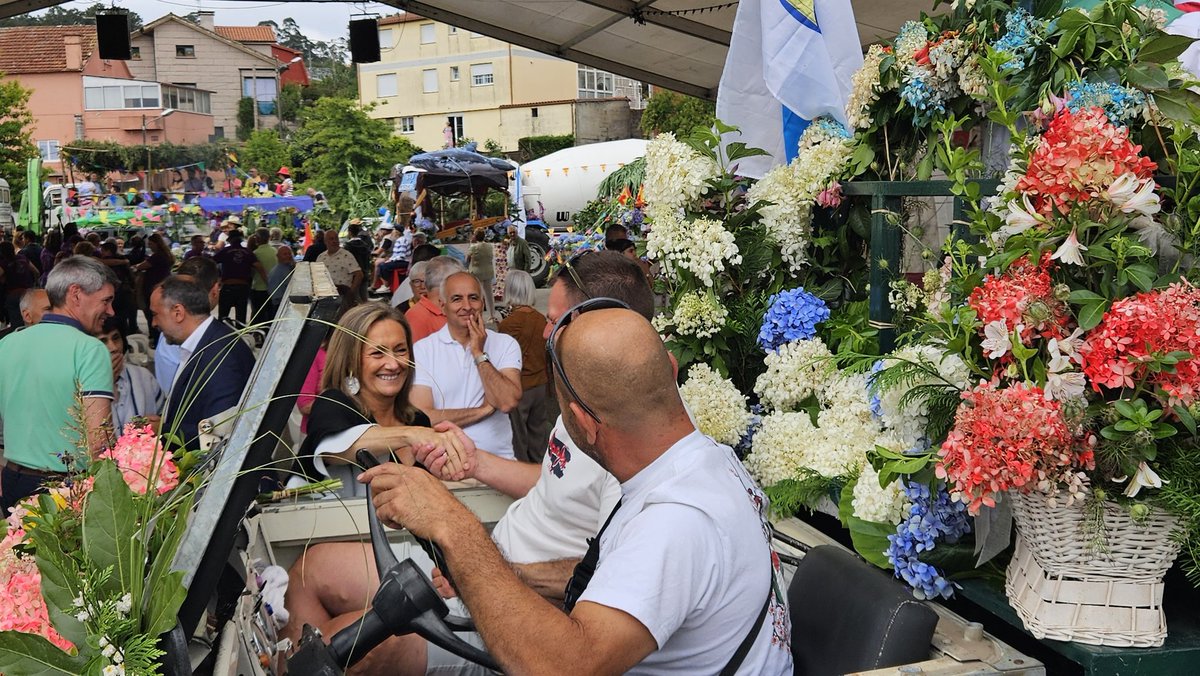 LuisaSanchzVigo's tweet photo. Flores, detalles inesperados y mucho ingenio esta mañana en Candeán 

Las fiestas de San Cristóbal y Santa Ana tienen personalidad propia y consiguen que, durante unas horas, todo gire alrededor de vehículos que se transforman en obras de artesanía sobre ruedas

Ha sido un placer https://t.co/yw3Ma1P76u