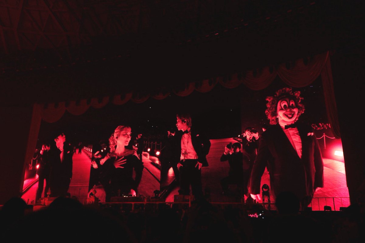 Fukase_0813's tweet photo. ステージスクリーン周りの部分
1枚目から2枚目になる途中経過を見た時鳥肌もので、⌜ううわあ始まるーー！！！！やり方すげー！⌟ってすごい感動した😭 1日目は遠かったからカメラアップでメンバー見てたからスクリーン気づかなかった。近いと迫力また違うね♡

#THECINEMAネタバレ #SEKAINOOWARI https://t.co/pM08sdKYxR