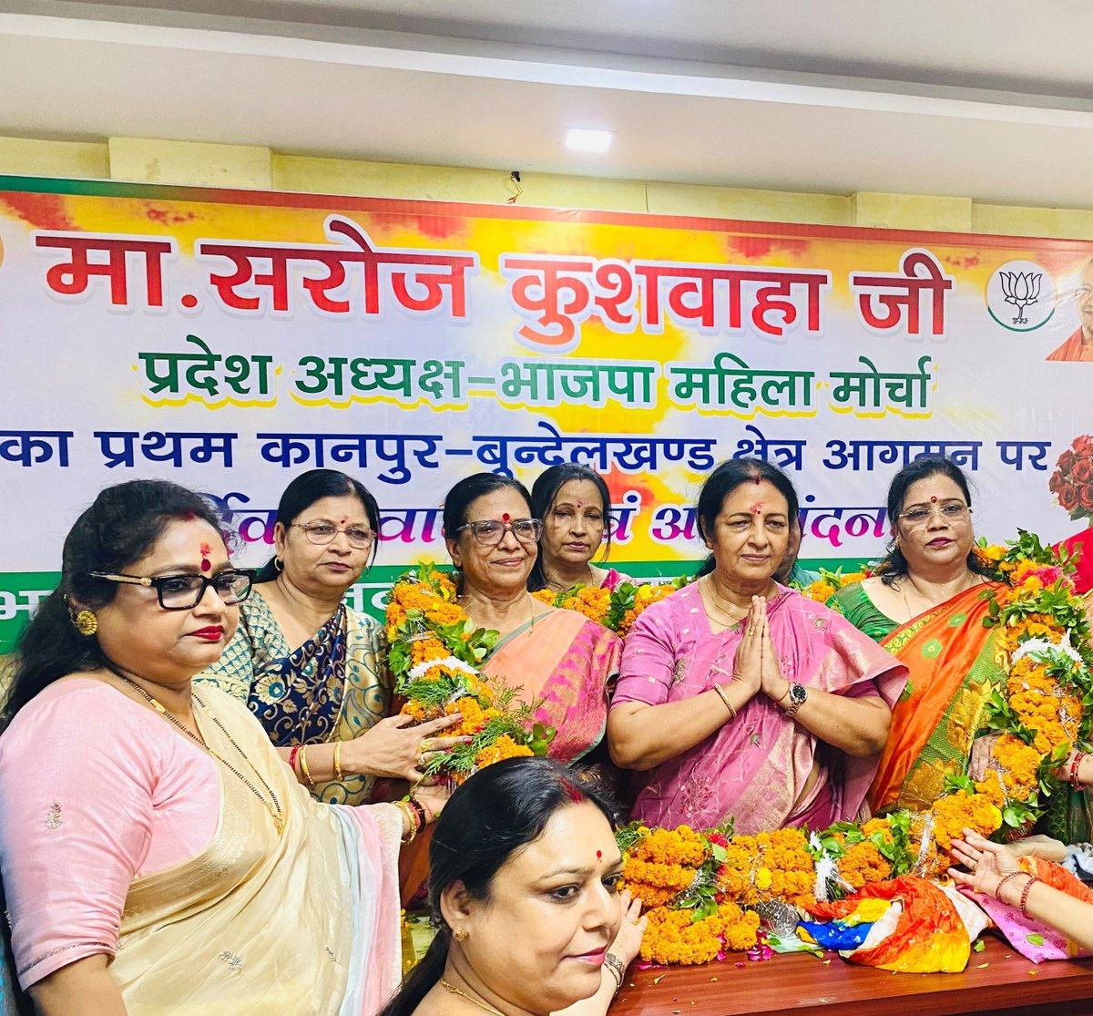 prtyashi's tweet photo. आज भाजपा क्षेत्रीय कार्यालय कानपुर में महिला मोर्चा की प्रदेशअध्यक्षाआदरणीय दीदीसरोज कुशवाहाजी के प्रथम आगमन पर मोमेन्टो,पुष्प देकर स्वागत कियाआदरणीय क्षेत्रीय अध्यक्ष भाई साहब श्रीरामकिशोरशाहूजी का प्रतीक चिंह देकरस्वागत किया @BjpMahilaMorcha 
@BJPUTTARPRADES7 @SarojKu54362893 https://t.co/dHzTSvQYCJ