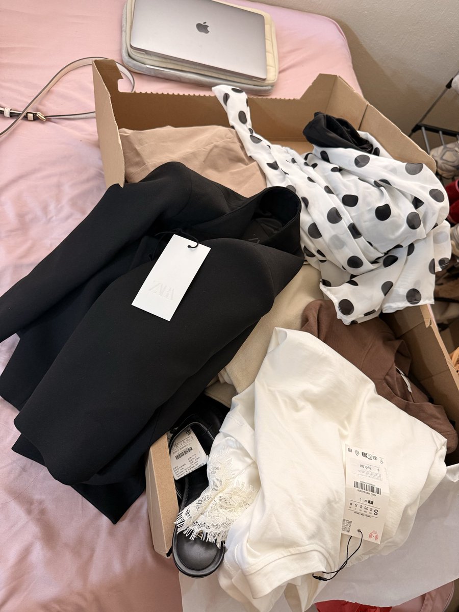 Alinnagg's tweet photo. No hay nada que me haga más feliz que comprar ropa https://t.co/2I6SzRZD6H