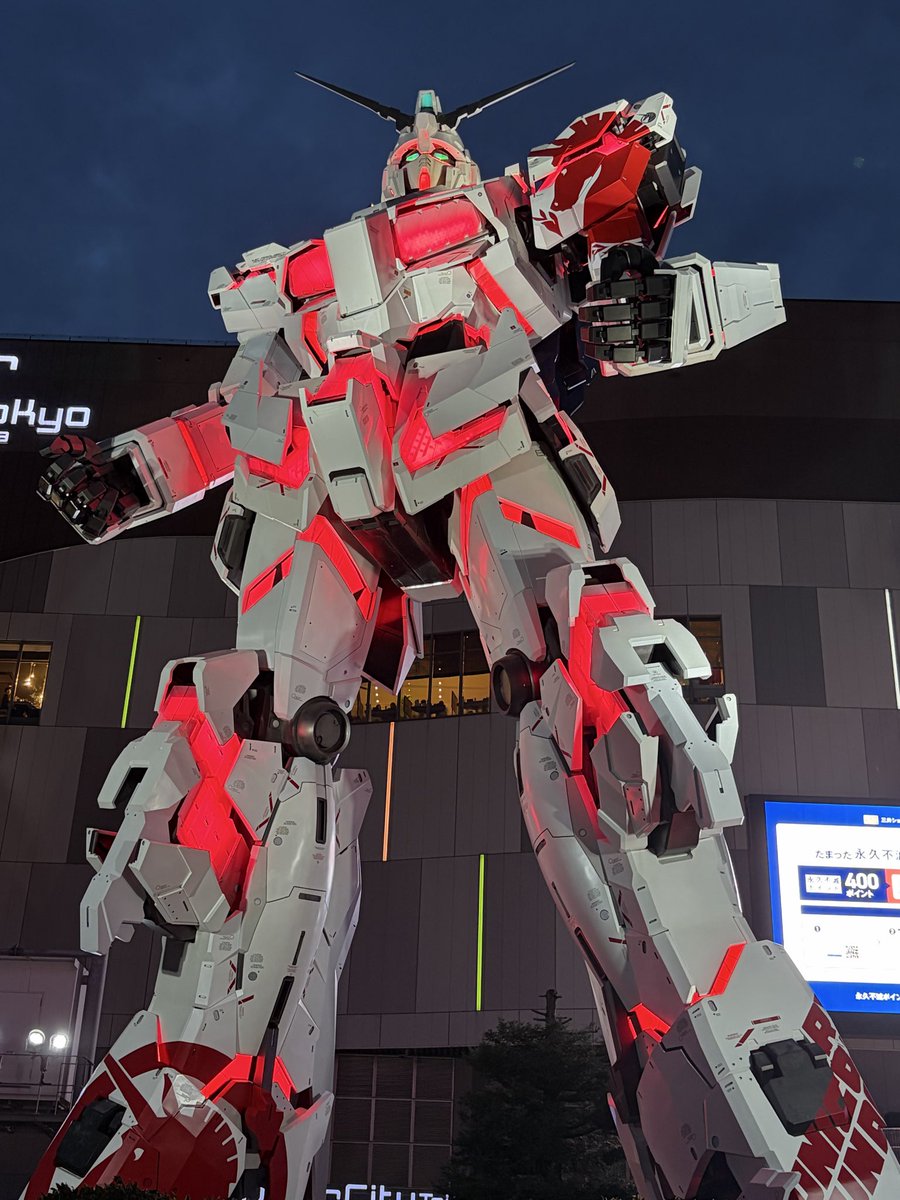 his0809rx78's tweet photo. 昨日ガンダムベース東京行ったら限定品以外の再販品はエリア分けされてて買えるようになってて驚いた。行く意味あるやん！
ハサウェイ劇場限定クリアカラーのクスィーとかあったりガチャガチャもできたり。
だいぶ棚はスカスカでしたが、展示も見れて嬉しかった。 https://t.co/c6LoAjzlu8