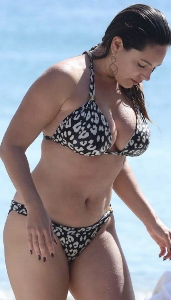 _Kathir21's tweet photo. 46-year-old Kelly Brook enjoying a vacation in Mykonos, Greece 🇬🇷☀️. Timeless beauty and an insane body. 🔥 https://t.co/D5VPQha2it
