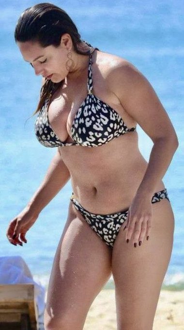 _Kathir21's tweet photo. 46-year-old Kelly Brook enjoying a vacation in Mykonos, Greece 🇬🇷☀️. Timeless beauty and an insane body. 🔥 https://t.co/D5VPQha2it