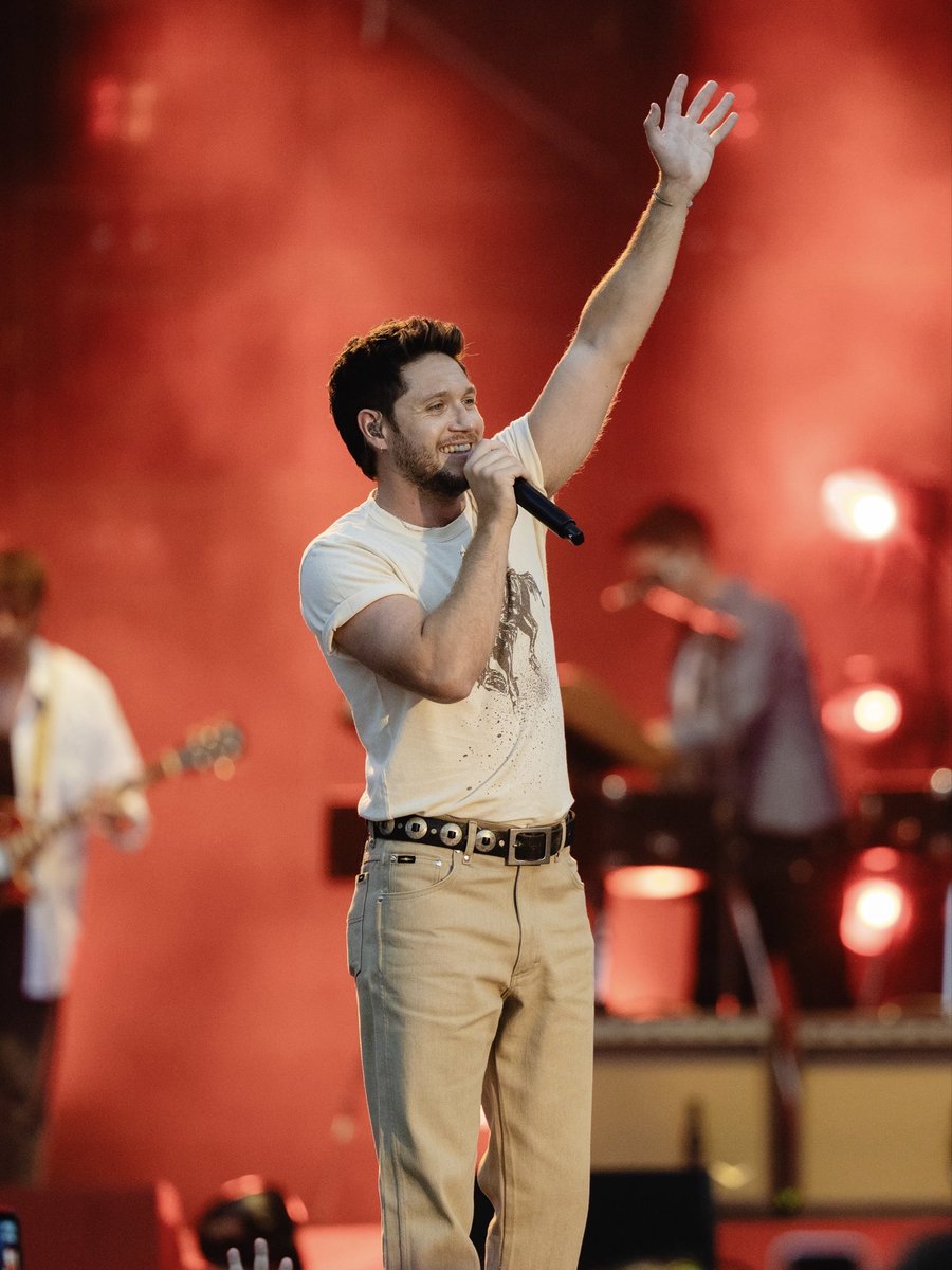 lwtchromatic's tweet photo. He looks so happy to be onstage ❤️ https://t.co/wmu9O1Ul4e