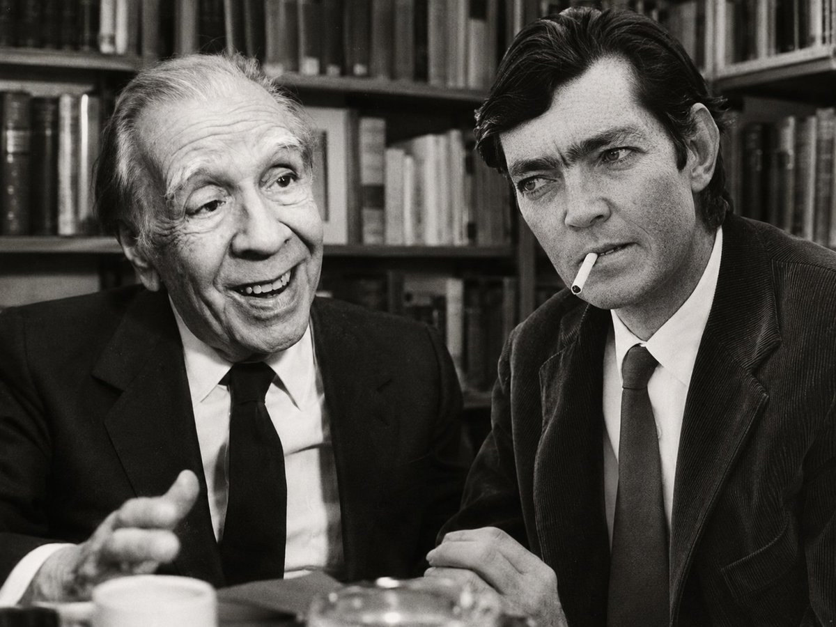 BorgesJorgeL's tweet photo. Borges y Cortázar.

F.S. ¿Le agradaban los cuentos fantásticos de Julio Cortázar?
J.L.B. Sí, me agradaban, y ocurrió un pequeño episodio... ¿Se lo he contado ya?
F.S. No.
J.L.B. Yo me encontré con Cortázar en París, en casa de Néstor Ibarra. Él me dijo: "¿Usted se acuerda de lo que nos pasó aquella tarde en la diagonal Norte?" "No", le dije yo. Entonces él me dijo: "Yo le llevé a usted un manuscrito. Usted me dijo que volviera al cabo de una semana, y que usted me diría lo que pensaba del manuscrito". 
Yo dirigía entonces una revista, los Anales de Buenos Aires (una revista ahora indebidamente olvidada), que pertenecía a la señora Sara de Ortiz Basualdo, y él me llevó un cuento, Casa tomada; al cabo de una semana volvió. Me pidió mi opinión, y yo le dije: "En lugar de darle mi opinión, voy a decirle dos cosas: una, que el cuento está en la imprenta, y dentro de unos días tendremos las pruebas; y otra, que ya le he encargado las ilustraciones a mi hermana Norah". Pero, en esa ocasión, en París, Cortázar me dijo: "Lo que yo quería recordarle también es que ése fue el primer texto que yo publiqué en mi patria cuando nadie me conocía". 
Y yo me sentí muy orgulloso de haber sido el primero que publicó un texto de Julio Cortázar. Y luego nos vimos un par de veces en la Unesco, donde él trabaja. Él está casado —o estaba casado— con la hermana38 de un querido amigo mío, Francisco Luis Bernárdez (otro poeta que hubiera debido mencionar, y que no he mencionado porque la memoria suele fallarme: yo admiro a muchos escritores...). Bueno, como le decía, nos vimos creo que dos o tres veces en la vida, y, desde entonces, él está en París, yo estoy en Buenos Aires; creo que profesamos credos políticos bastante distintos: pero pienso que, al fin y al cabo, las opiniones son lo más superficial que hay en alguien; y además a mí los cuentos fantásticos de Cortázar me gustan. Me gustan más que las novelas suyas: creo que en las novelas él se ha dedicado demasiado al mero experimento literario, a ese experimento del que no diré que inventó, pero del cual abusó William Faulkner y que se encuentra también en Virginia Woolf: el hecho de invertir el orden cronológico en la narración —que me parece el orden natural— y de contar las historias barajando un poco el orden en que ocurren los hechos. 
Pero aquí pienso (lo que sin duda se ha dicho también) que eso es lo que ocurre deliberadamente en todo relato policial. Porque realmente un relato policial empieza por el último capítulo, y todo el libro ha sido hecho para llegar al último capítulo, lo cual condice con la estética de Poe, inventor del género policial, que dijo que un cuento debía escribirse para la última línea. Eso, desde luego, puede producir cuentos admirables, pero, al mismo tiempo, a la larga, tiene algo de trampa. Creo que pueden escribirse cuentos que no estén escritos para la última línea. En todo caso, no sé si antes de Poe, o antes de Hawthorne quizá, alguien intentó ese tipo de cuento: pero creo que pueden escribirse cuentos que sean continuamente agradables, continuamente emocionantes y que no nos lleven a una última línea de mero asombro o de mero desconcierto.