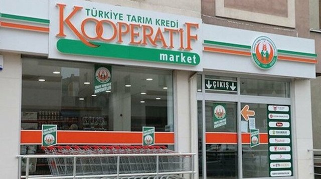 PiyasaTturkiye's tweet photo. 🔴 Tarım Kredi Market, 2025 yılında 4,7 milyar TL zarar etti.

📍Zararın kaynağının ucuz ürün satışı değil, 6,2 milyar TL'lik faiz gideri olduğu görüldü. 

-Halk TV https://t.co/J1qZGpgvzg
