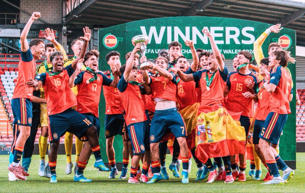 Harleyincardiff's tweet photo. What a day out to Wrexham shot the #euro cup final in #wrexham https://t.co/p6VPSEQsZG