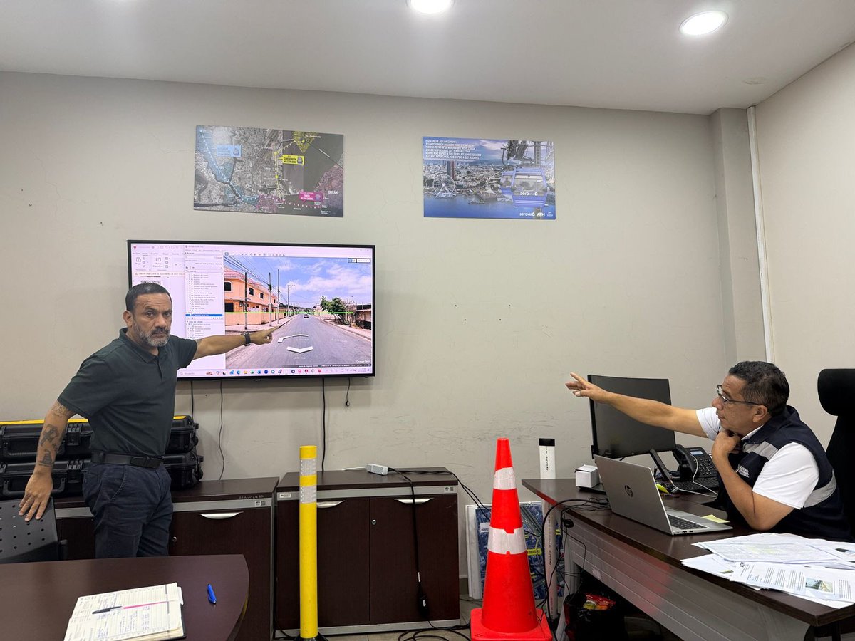 ManzoAMary's tweet photo. @ATMGuayaquil MENTIRA RIESGO DE MUERTE ESCUELAS SIN SEÑALETICA CURVA PELIGROSAS CARROS EN CONTRAVIA ACCIDENTES TODOS LOS DÍAS, EN LA FOTO UN PAYASO 🤡 DE SEÑALETICA PROMETIENDO LO QUE NO CUMPLIO DONDE HAY MUERTES POR ACCIDENTES HABRA CONSECUENCIAS POR NEGLIGENCIA @edgarlupera_ @taticoronelf https://t.co/ghUUqAjwNZ