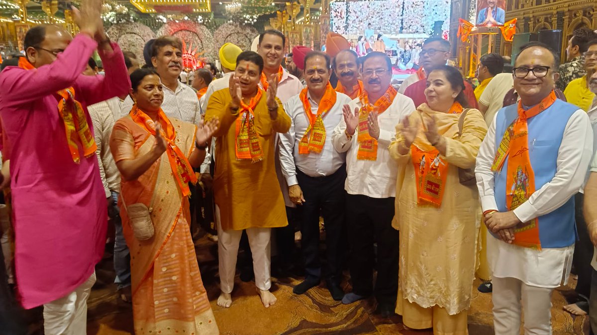 RakeshJoshiAAP's tweet photo. आम आदमी पार्टी के राष्ट्रीय संयोजक एवं दिल्ली के पूर्व मुख्यमंत्री आदरणीय श्री अरविंद केजरीवाल जी द्वारा आयोजित सुन्दरकाण्ड पाठ में श्रद्धापूर्वक सहभागिता की।
प्रभु श्रीराम एवं संकटमोचन हनुमान जी से सभी के सुख, समृद्धि और मंगलमय जीवन की कामना की।
जय श्री राम🚩🙏 https://t.co/BjeK0gtxj4