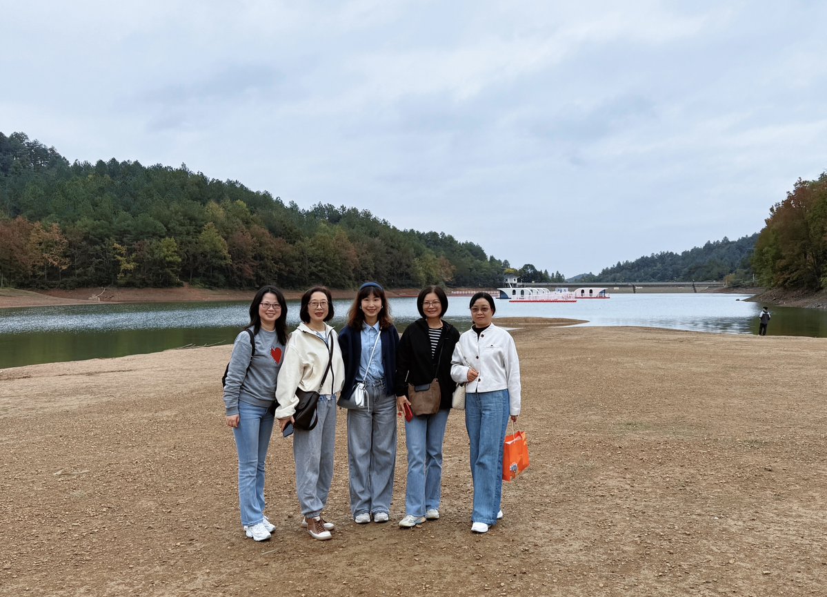 julaan3's tweet photo. Our campus photography club's outdoor shooting activity is coming this Saturday! Capture the beauty of autumn scenery around the lake, share your works and make new friends. Sign up in the club group now~ #CampusClub #Photography https://t.co/7Xrnl3luDE