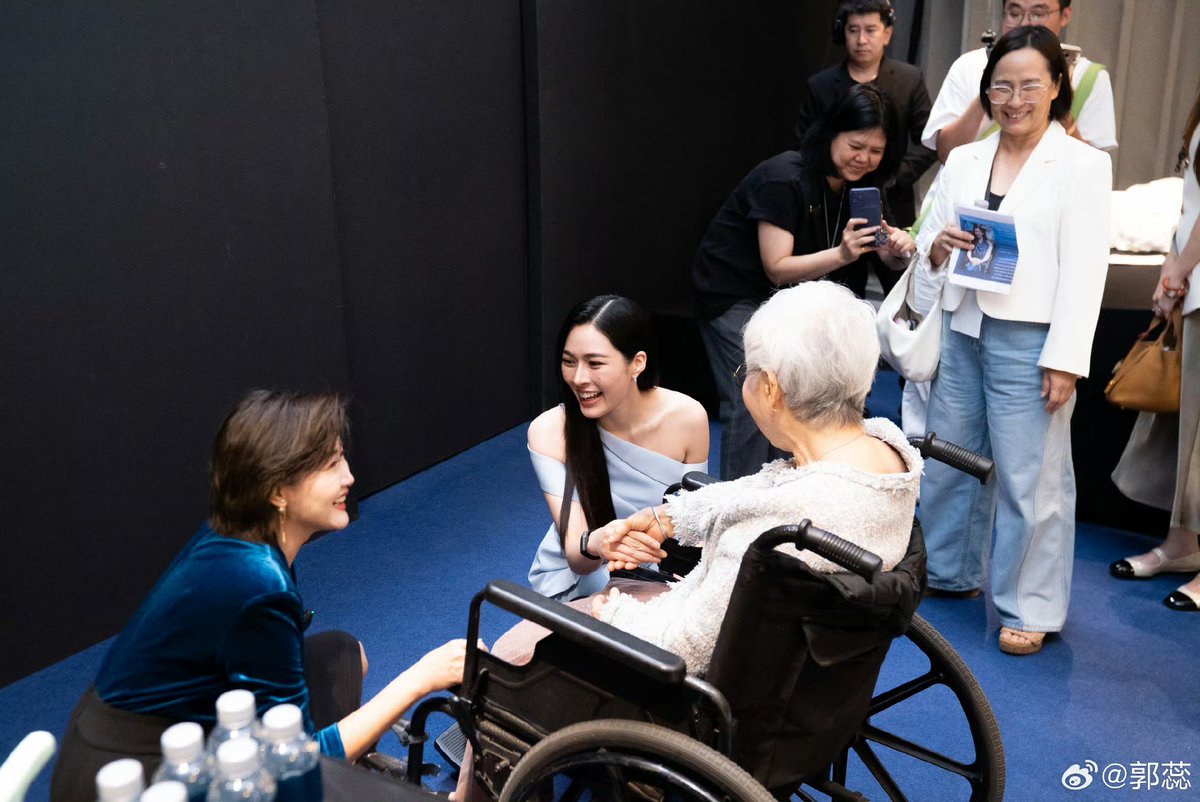 00k1105's tweet photo. Ling is a polite and humble girl. While waiting backstage and going over the event flow with Grandma, she naturally squatted down beside Grandma's wheelchair to chat with her

LINGLING 1ST PRESENTER BYD
#BYDSEALION5DMixLingLingKwong
#หลิงหลิงคอง #linglingkwong https://t.co/JKB08crcQH