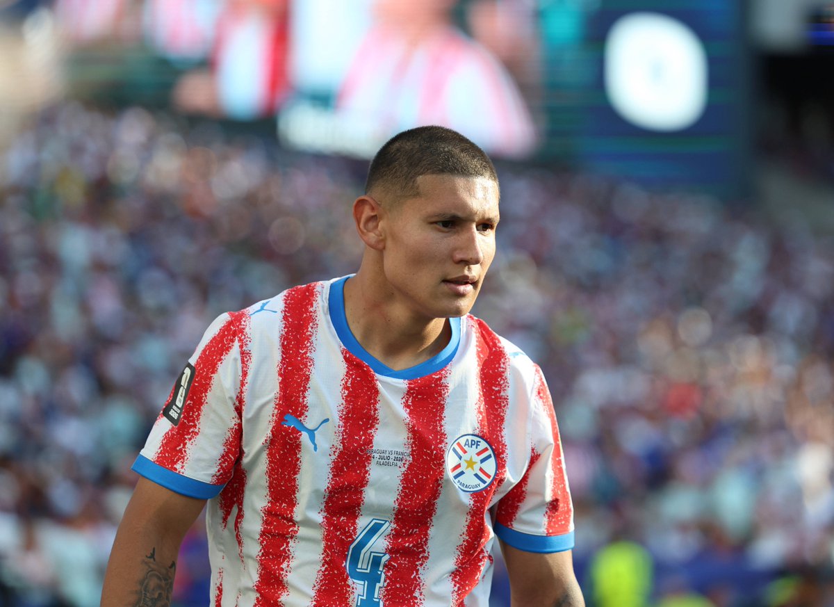 SofascoreLA's tweet photo. ⚔️ Más duelos ganados en la #CopaMundialFIFA 2026:

45 - 🇵🇾 Juan Cáceres
42 - 🏴󠁧󠁢󠁥󠁮󠁧󠁿 Elliot Anderson
42 - 🇲🇦 Achraf Hakimi
39 - 🇦🇷 Lionel Messi
38 - 🏴󠁧󠁢󠁥󠁮󠁧󠁿 Jude Bellingham https://t.co/Pu23FS93df