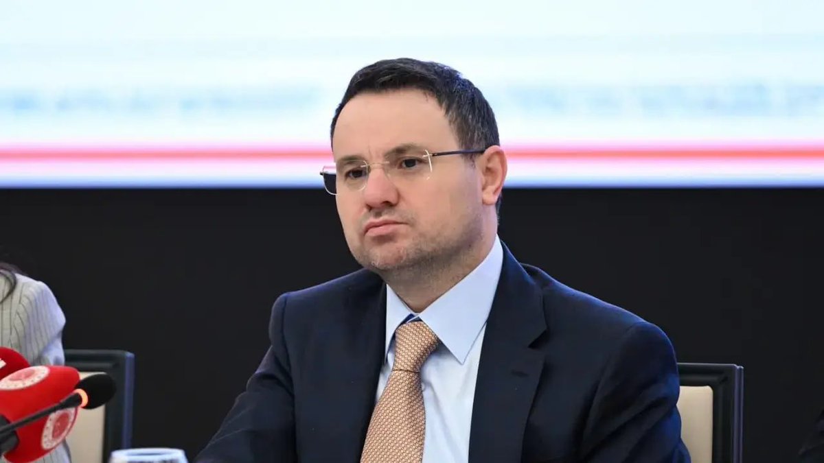 aykiri's tweet photo. AHBAP’a operasyon yapıldığı gün Adalet Bakanı Akın Gürlek’ten Kızılay paylaşım:

Köklü geçmişi, fedakâr çalışanları ve gönüllüleriyle; afetlerde ve kriz anlarında ihtiyaç sahiplerinin yanında olan Türk Kızılay, aziz milletimizin yardımseverlik ruhunun en güçlü temsilcilerinden biridir.

Vatandaşlarımız, Türk Kızılay’a gönül rahatlığıyla ve güven içinde bağış yapabilir; yapılan her katkının bir ihtiyaç sahibine umut, bir yaraya merhem olacağına güvenebilir.

Bu vesileyle; şahsıma yönelik haksız ithamlar nedeniyle açmış olduğum bir manevi tazminat davası neticesinde tahsil edilen 150 bin TL tutarı Kızılay’a bağışladım.

Milletimizin merhamet elini dünyanın dört bir yanına ulaştıran, iyiliğin ve dayanışmanın sembolü olan Türk Kızılay’ın tüm çalışanlarına ve gönüllülerine teşekkür ediyorum.

Dayanışmanın, merhametin ve kardeşliğin yanında olmaya devam edeceğiz.