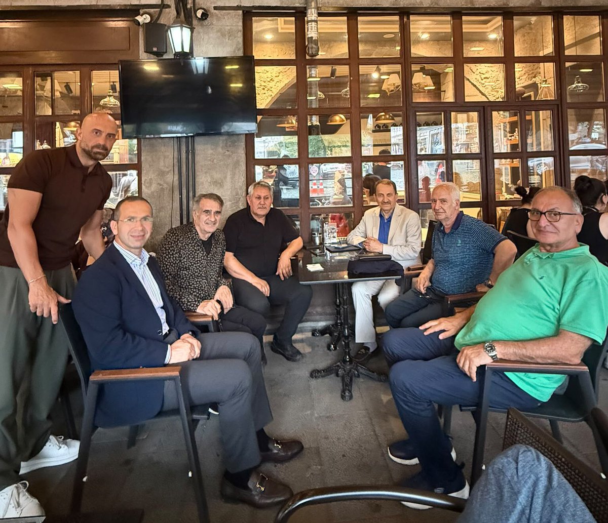salihcora's tweet photo. Türk futboluna ve sporuna uzun yıllar emek vermiş kıymetli isimlerle bir araya geldik.

Trabzonspor’umuzun efsane ismi, önceki teknik direktörümüz Şenol Güneş hocamız, kulübümüzün efsane asbaşkanlarından Sn. Hayrettin Hacısalihoğlu , Gençlik ve Spor Eski Genel Müdürü Mehmet Atalay ve TOSF eski başkanı Sn. Ayhan Pala ile Trabzon’dan Türkiye’ye uzanan spor vizyonu üzerine keyifli bir sohbet gerçekleştirdik.

Kendilerine teşekkür ediyor, sağlık ve afiyet diliyorum.