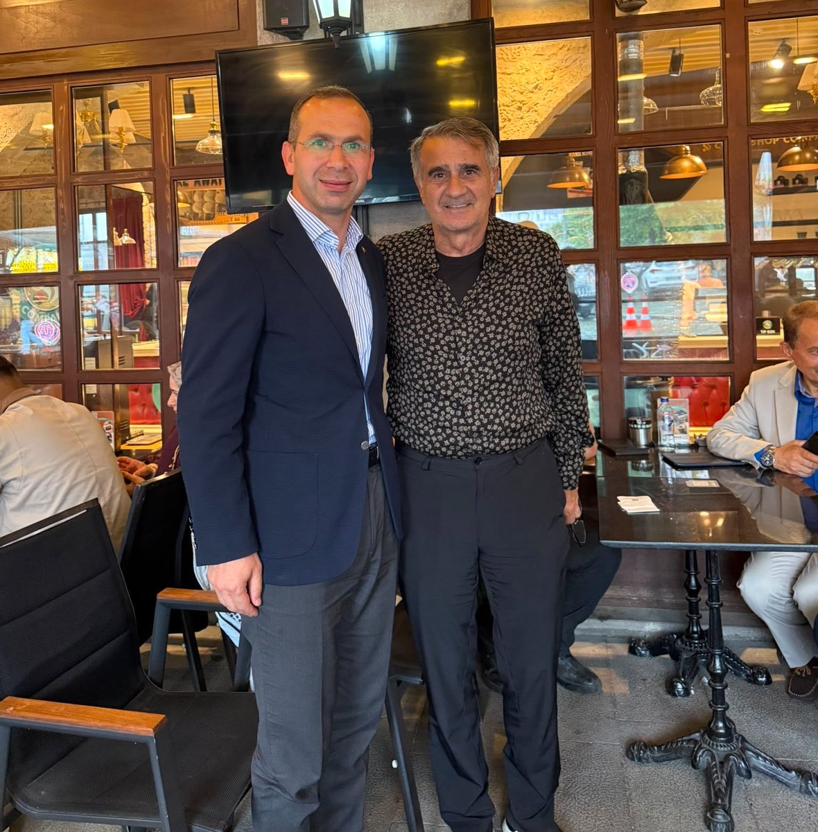 salihcora's tweet photo. Türk futboluna ve sporuna uzun yıllar emek vermiş kıymetli isimlerle bir araya geldik.

Trabzonspor’umuzun efsane ismi, önceki teknik direktörümüz Şenol Güneş hocamız, kulübümüzün efsane asbaşkanlarından Sn. Hayrettin Hacısalihoğlu , Gençlik ve Spor Eski Genel Müdürü Mehmet Atalay ve TOSF eski başkanı Sn. Ayhan Pala ile Trabzon’dan Türkiye’ye uzanan spor vizyonu üzerine keyifli bir sohbet gerçekleştirdik.

Kendilerine teşekkür ediyor, sağlık ve afiyet diliyorum.